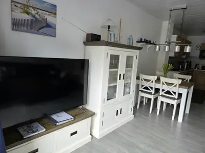 Wohnzimmer - TV Bank mit Vitrine
