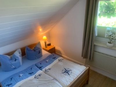 Schlafzimmer mit Ehebett