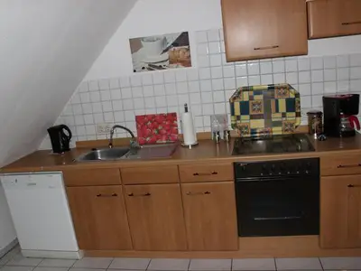 Kochbereich. Küchenzeile mit Spülmaschine Backofen und Ceranfeld