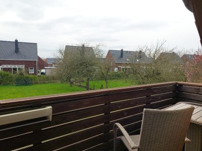 möblierter Balkon mit Blick in den großen Garten