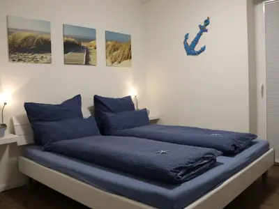 schlafzimmer-1-mit-grossem-180x200-bett-und-flat-t