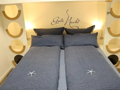 schlafzimmer-2-mit-doppeltbett-und-exklusivem-hoch