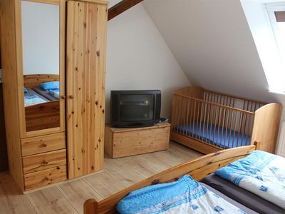 W2 Kinderbett und Schrank im Doppelschlafzimmer