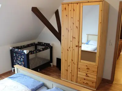 W3 Schrank und Kinderbett im Doppelschlafzimmer