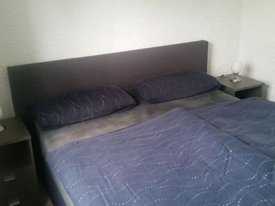 Schlafzimmer mit Doppelbett