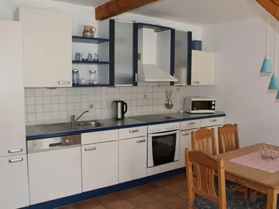 Küchenzeile mit Essecke_Sommerwind