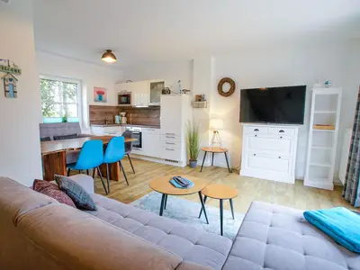 Wohnbereich mit TV und Küchenzeile_App 10