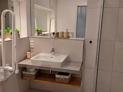 Bad II mit WC (Stützgriff) und Dusche