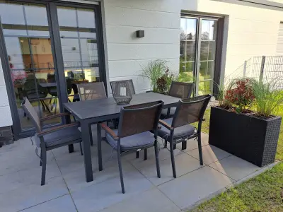 Terrasse mit Gartenmöbeln