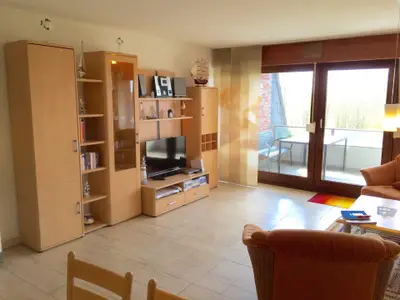 Wohnzimmer mit TV, Spielekonsole, Büchern, Spielen