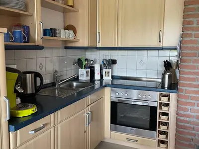 Volleingerichtete Küche mit Waschmaschine
