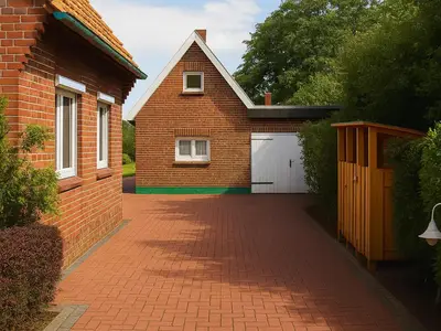 Auffahrt mit Anglerhütte im Hintergrund