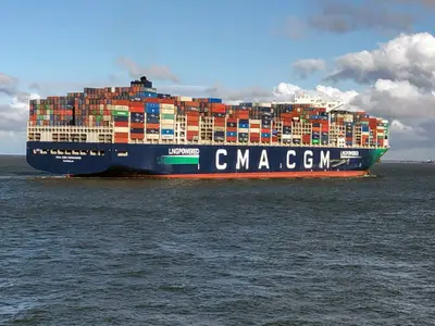 Containerschiff auf der Elbe Richtung Hamburg