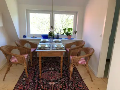 Hier in der Essecke können sie dann gemütlich speisen bei einem Glas Wein oder auch Saft oder Wasser.