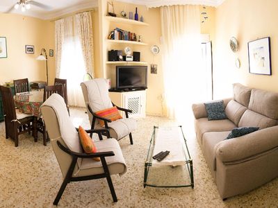 Wohnzimmer mit SAT TV, Comfort Couch, WIFI, Essbereich und bequemen Sesseln, Ventilatoren.