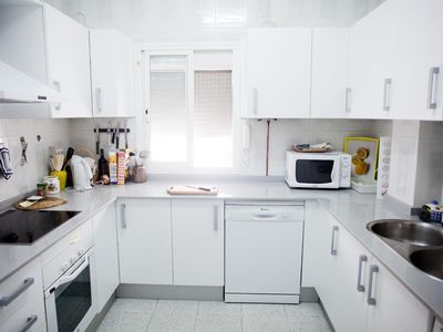Küche mit Kühl-/Gefriereinheit, 4 Ceran-Felder, Ofen, Spülmaschine, Waschmaschine, Mikrowelle.