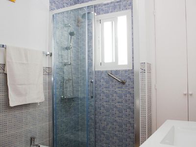 Badezimmer, mit Bidet, ebenerdiger Dusche und großem Wandschrank