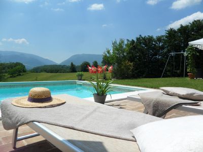 Pool und Ausblick auf die umliegenden Berge