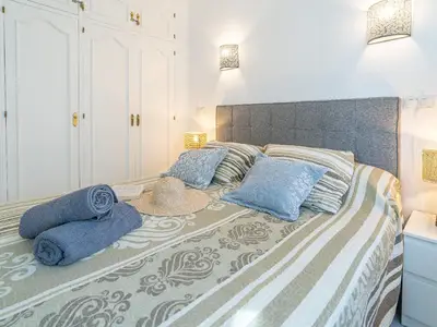 Helles Zweibettzimmer.