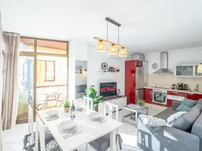 Wohnzimmer mit Smart TV, alles inklusive.