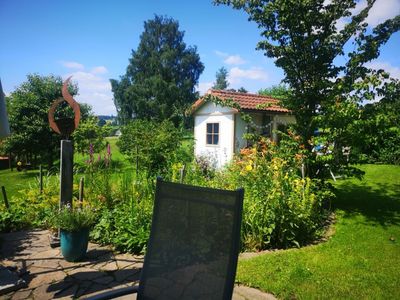 Garten mit Gartenteich und Gartenhaus mit Spielgeräten