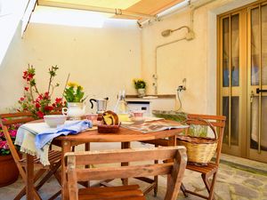 24043870-Ferienwohnung-5-Camaiore-300x225-1