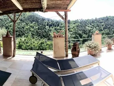 Die Terrasse mit Blick ins Grüne, Möglichkeit draussen zu schlafen, hinter dem Baum rechts sieht man das Meer!