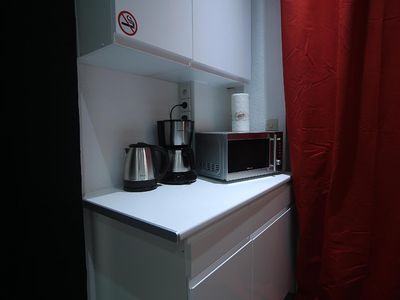 Kaffemaschine, Wasserkocher und Mikrowelle
