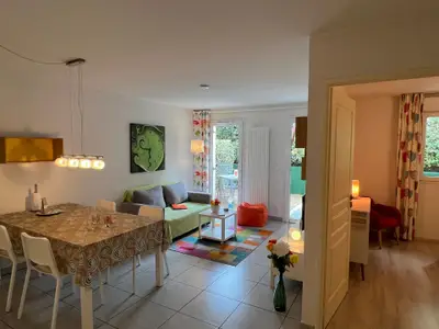 Wohnzimmer mit Esstisch, Blick ins Schlafzimmer