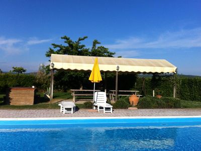 Pool. Pool mit Pavillon mit Tischen