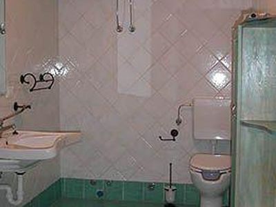 WC. Wohnung n.2: Bad mit Einrichtungen für Behinderte