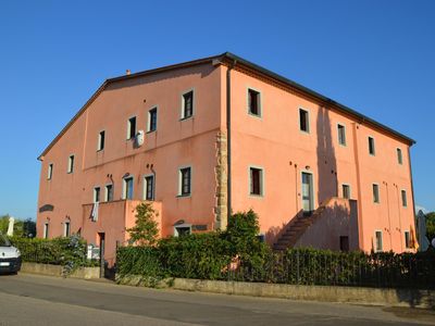 Außenansicht des Gebäudes. Vorderseite des Gebaudes