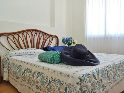 Schlafzimmer mit Doppelbett