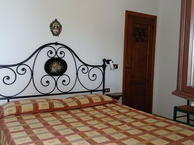 Villa Giuliana, Schlafzimmer mit Doppelbett.