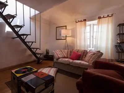Wohnzimmer mit Treppe zur Terrasse
