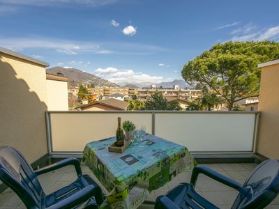 Terrasse mit Tisch und Stühlen