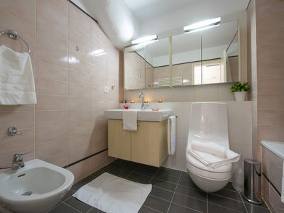 Badezimmer mit Badewanne und Bidet