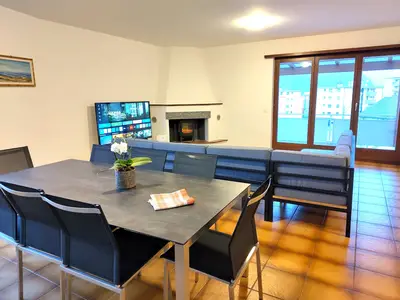 Offener Raum mit 65"- Megabildschirm