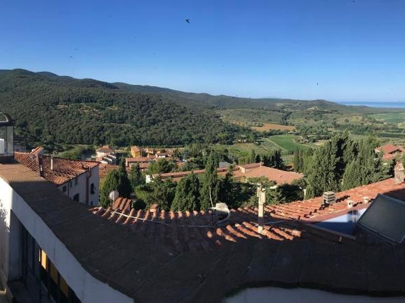 Blick von der Dachterrasse auf die Dächer von Castagneto und Umgebung