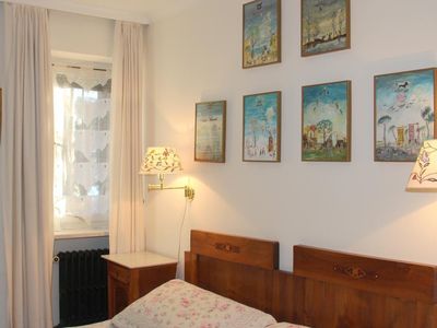 Doppelschlafzimmer mit Babybett