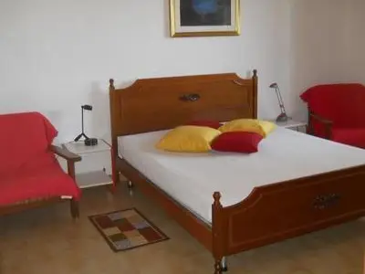 schöne klassische Zimmer mit einem Doppelbett , 2 bequeme Sessel und einen großen Kleiderschrank