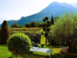 Gartensitzplatz mit Liege Plätze zum Sonne geniessen