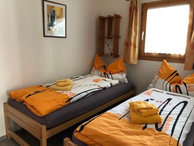 Schlafzimmer mit zwei einzelnen Betten (90x190) und Kleiderschrank