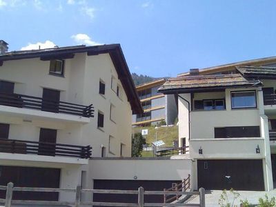 Front view balcony, Parkplatz Garage vorne