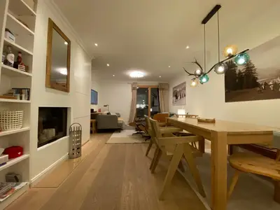 Ess- und Wohnzimmer, von der Küche her gesehen