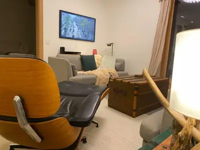Wohnbereich mit Samsung Frame-TV und B&O Bluetooth-Lautsprecher