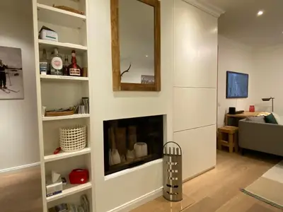 Hausbar, Cheminée und Schrank mit Arbeitsplatz (Monitor, Drucker, Scanner)