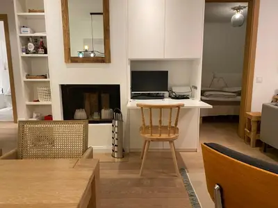 Home office im Schrank mit Monitor, Scanner und Laserdrucker