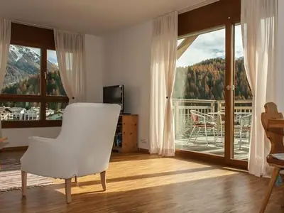 Wohnzimmer und Essecke mit Ausgang zur Terrasse