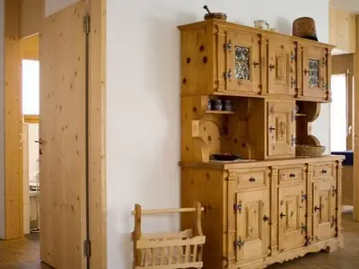 Arvenschrank und Eingangstüren zu den zwei Schlafzimmern